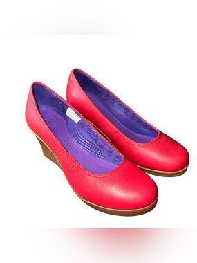 Crocs A-Leigh‎ Wedges Womens Size 7 Shoes Red Leather Slip On comfort Heels